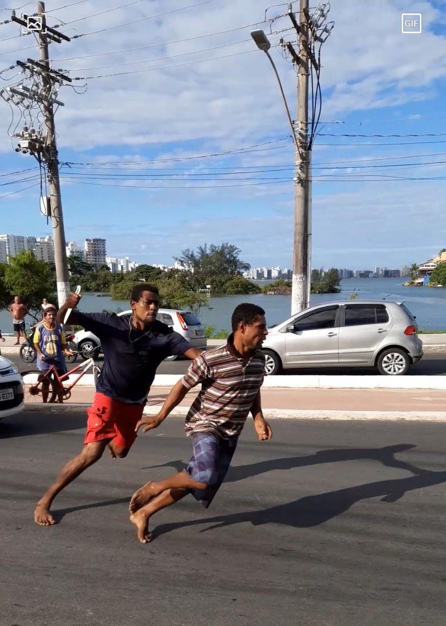 Homem corre para não levar facada nas costas em Guarapari