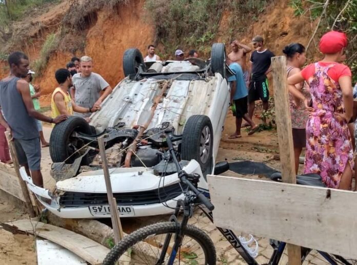 Carro despenca de barranco em Alegre duas mulheres e duas crianças