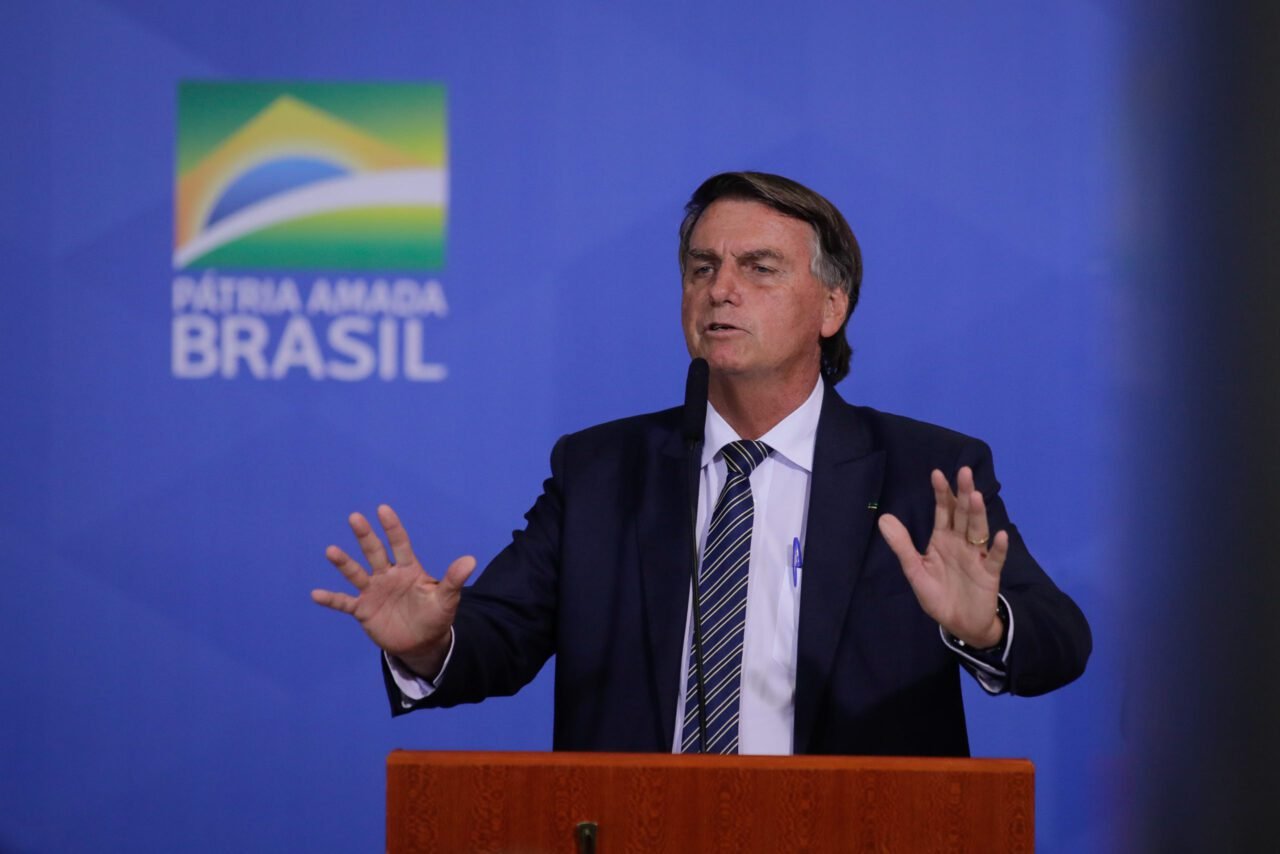 Bolsonaro diz que Fachin vê fantasma ao falar de militares News of