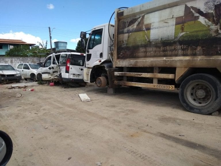 Empresa contratada usa placa de caminhão quebrado da Prefeitura para abastecer em Sooretama/ES