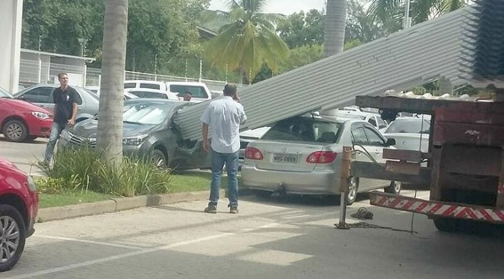 Dois Toyota Corolla são amassados depois que várias telhas caem de telhado no BNH em Cachoeiro/ES