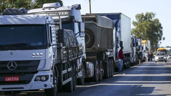 Transportadoras e caminhoneiros alertam para risco de nova paralisação
