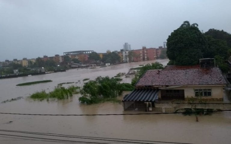 Com fortes chuvas, veja como amanheceu a cidade de Olinda