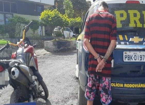 Motoqueiro passa em frente a Polícia Rodoviária em alta velocidade e é preso com moto roubada
