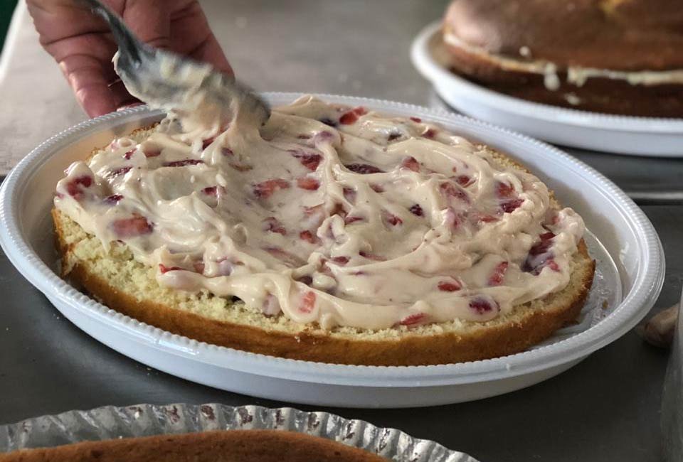 Tortas gigantes já estão prontas para a Festa do Morango