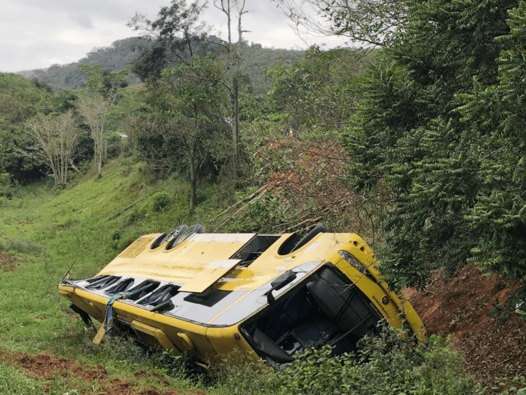Ônibus cai em barranco e deixa feridos em Atílio Vivacqua