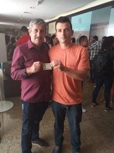 Governador e prefeito entregam CNH Social para morador de Presidente Kennedy