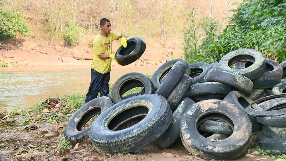 Cerca de 300 pneus são retirados de rio Itapemirim, no Sul do ES — Foto: Reprodução/ TV Gazeta