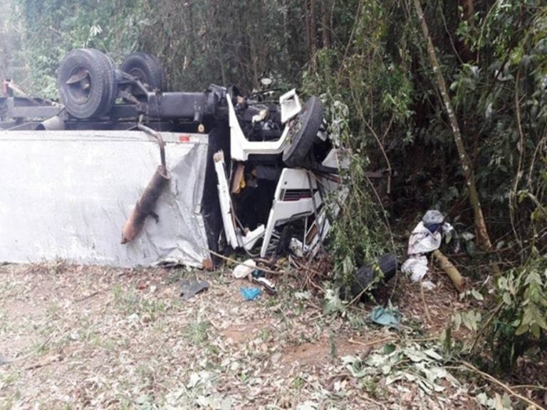 Acidente com caminhão deixa três feridos na BR-262 em Domingo Martins