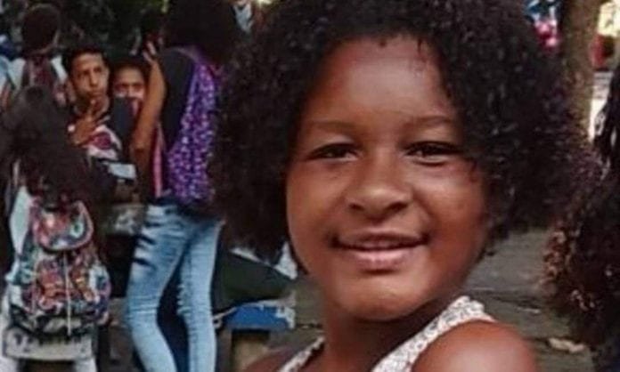 Menina de 14 anos morre com suspeitas de envenenamento após aceitar pirulito de desconhecida no trem