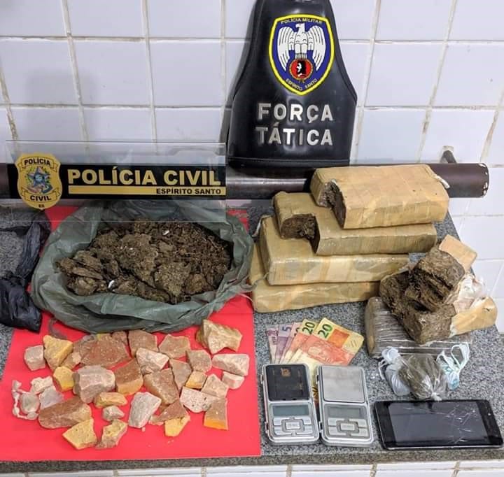 Suspeito de comandar tráfico em Itapemirim é preso com mais de 50 pedras de crack e outras drogas