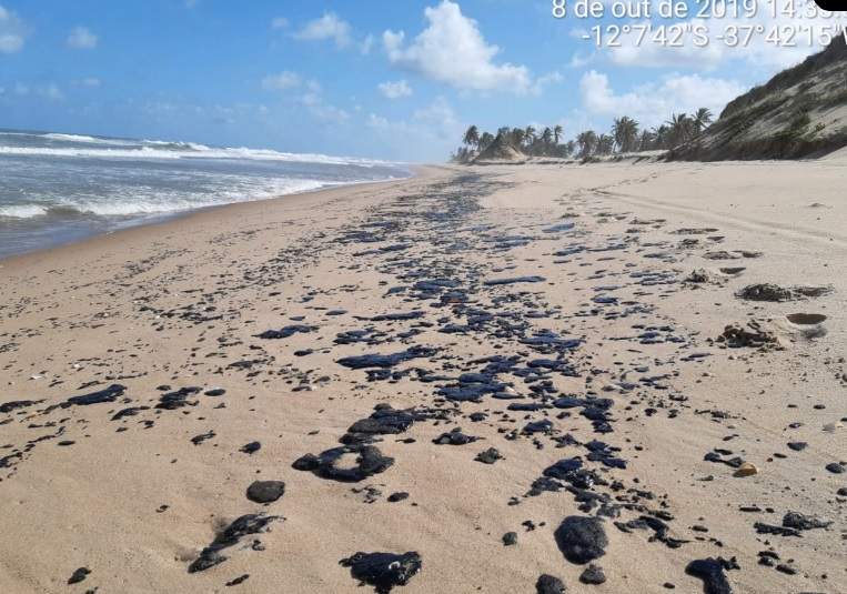 Mancha de óleo chega em praia a 55 km do ES