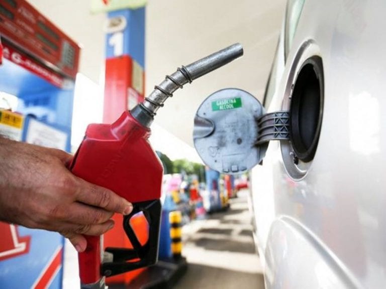 Petrobras aumenta o preço da gasolina em 4% após alta do dólar