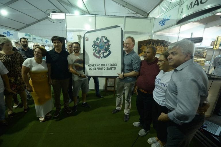 Governador visita feira interestadual de artesanato em Guarapari