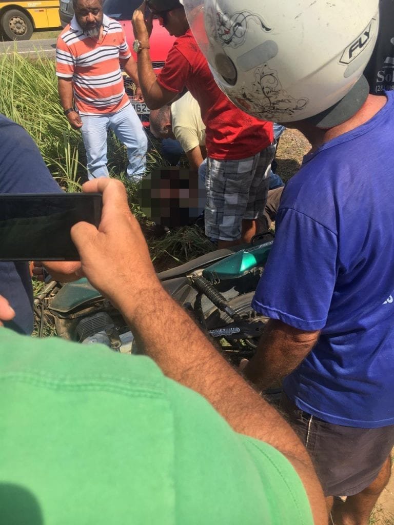 Muitos curiosos paravam para tirar fotos e filmar o acidente