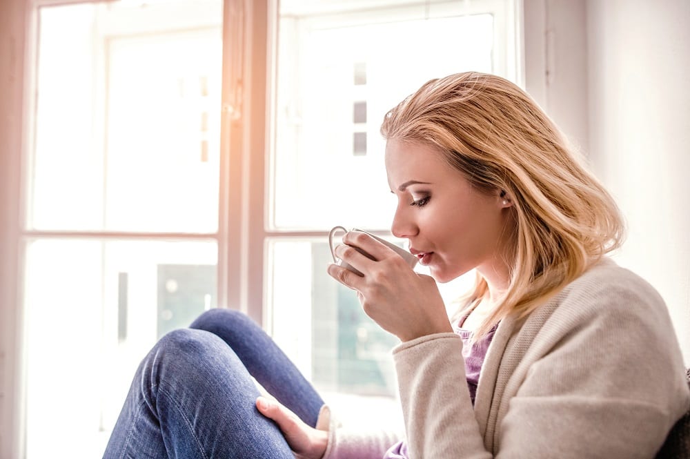 mulher bebendo chá calmante