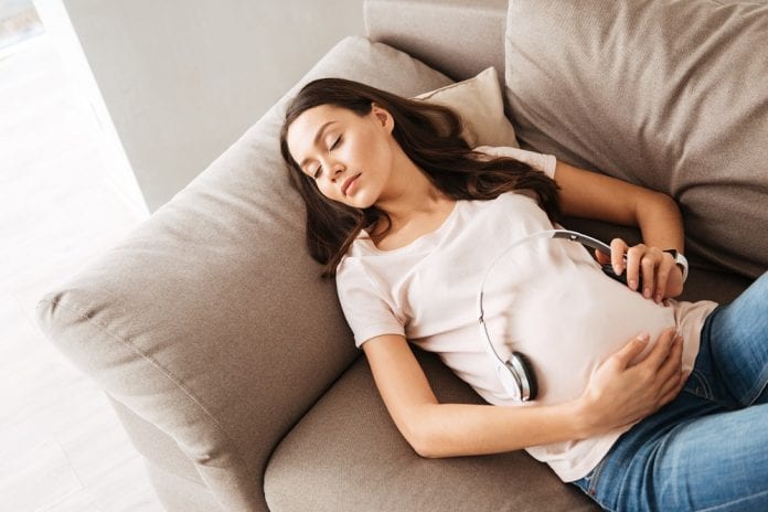 mulher grávida descansando