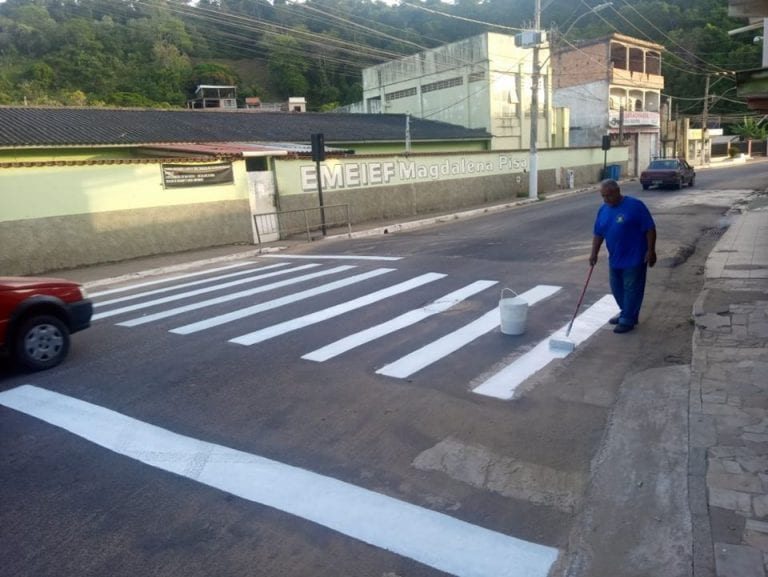 Faixas de pedestres na avenida de Itaipava estão com novas pinturas