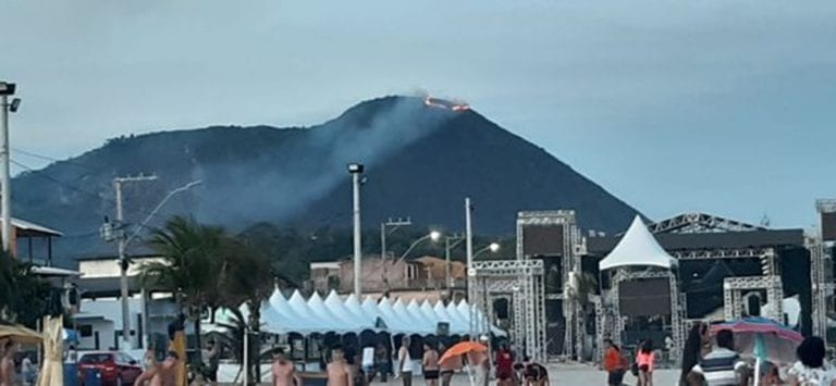 Incêndio atingiu o topo do Monte Aghá neste sábado (11)