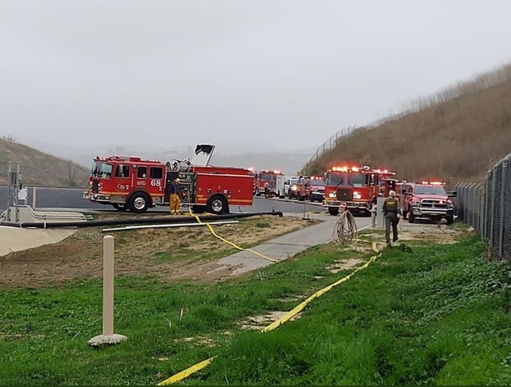 Carros de bombeiros próximos ao local do acidente de helicóptero, que matou o astro da NBA Kobe Bryant, em Calabasas, Califórnia — Foto: Departamento de Polícia de Los Angeles