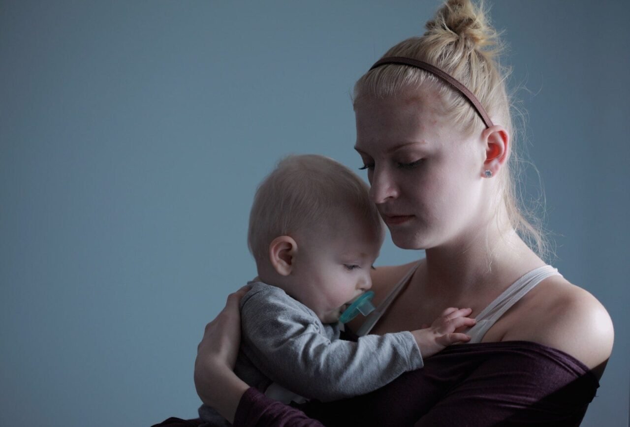 o que acontece com o bebê quando a mãe se estressa após o parto