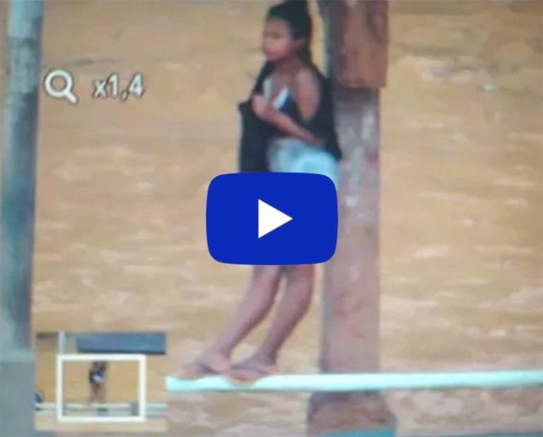 Vídeo: menina que estava presa a poste é levada pela correnteza em Cachoeiro