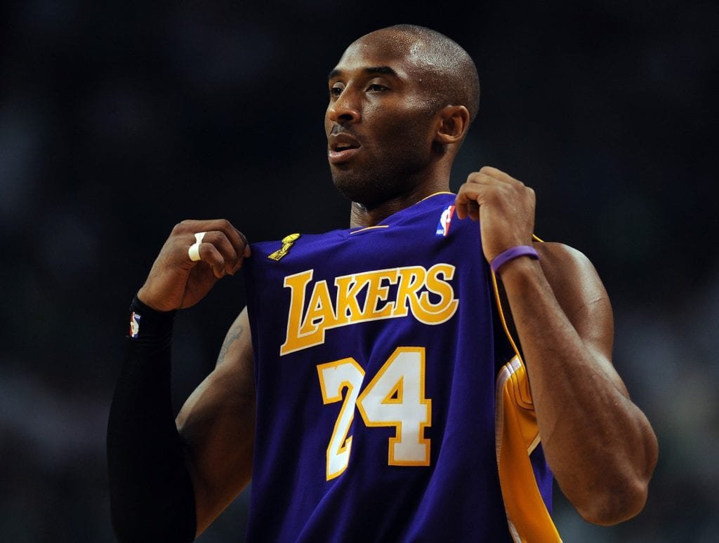 Astro da NBA Kobe Bryant morre em acidente de helicóptero na Califórnia EUA