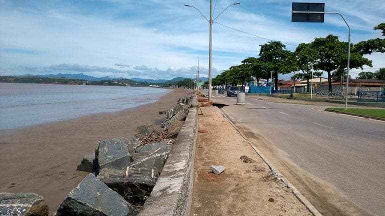 Prefeitura de Anchieta vai construir muro de contenção da maré na Vila Samarco