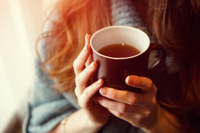 mulher tomando chá para acalmar os nervos