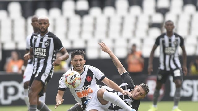 Botafogo vence o Vasco e segue vivo na Taça Guanabara