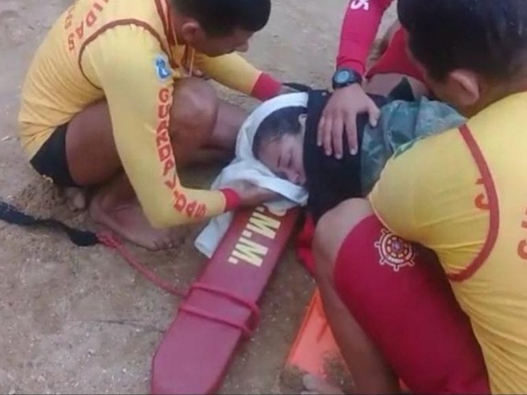 Guarda vidas salvam mulher de afogamento em Marataízes