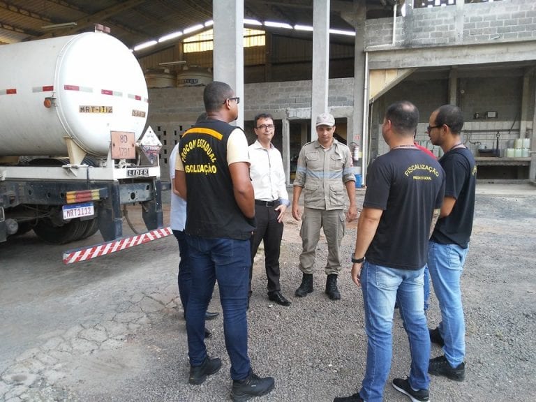 Operação conjunta interdita fábrica clandestina de álcool em gel em Vila Velha