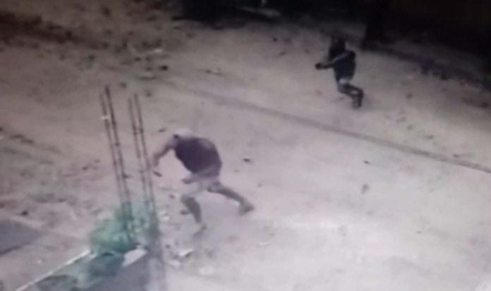 Veja o vídeo do momento em que homem é perseguido e assassinado a tiros em Marataízes