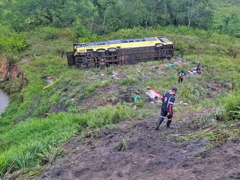 Ônibus da Viação Itapemirim cai em ribanceira e mata duas pessoas