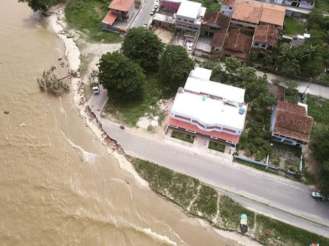 VEJA O VÍDEO | Ressaca do mar leva parte da rua em Piúma e trecho é interditado