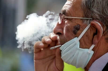 Pulmões de fumantes ‘facilitam’ entrada do coronavírus