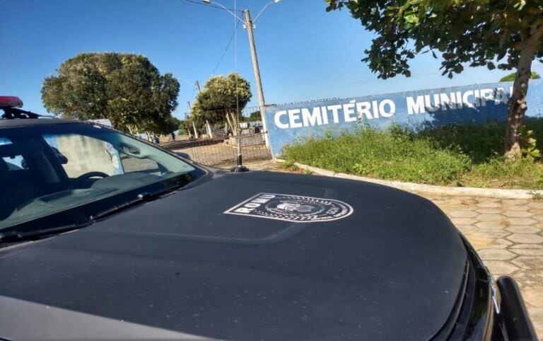 ROMU prende suspeito de roubo trabalhando em cemitério de Marataízes