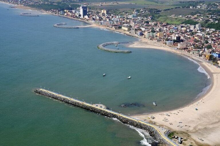 Praia Central de Marataízes durante a recuperação