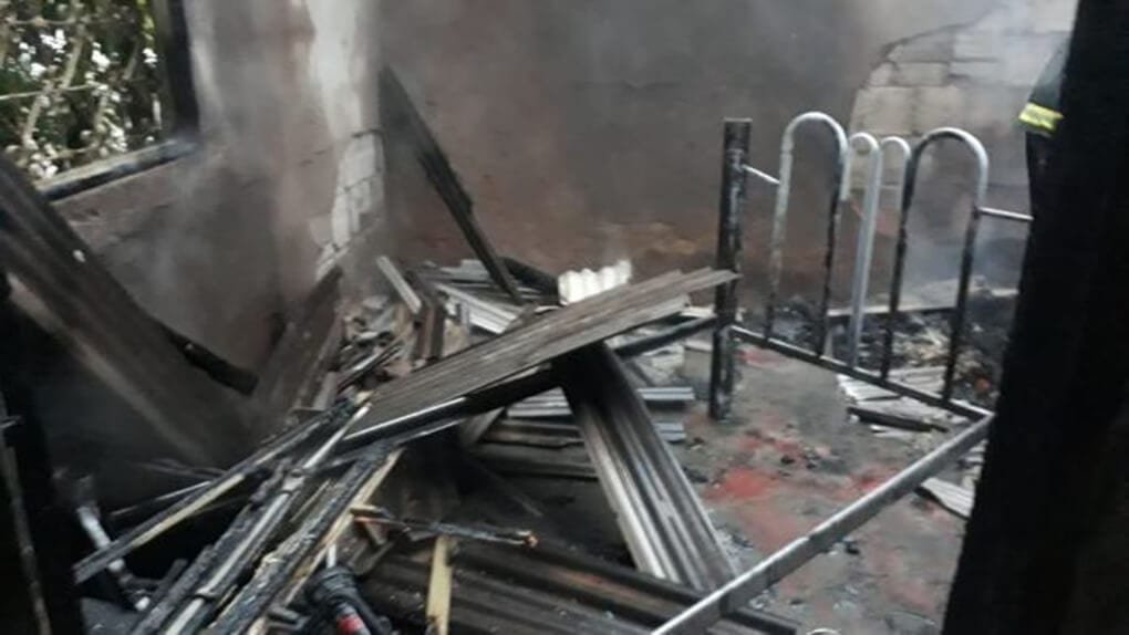 Casa é destruída por fogo em Cachoeiro e incêndio pode ter sido criminoso