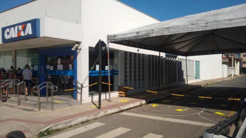 Prefeitura de Anchieta instala tenda ao lado da Caixa para evitar aglomeração