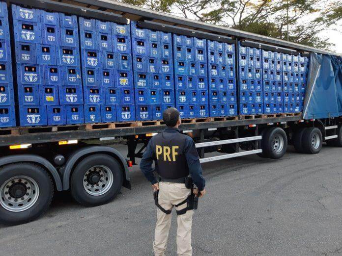PRF apreende caminhão com mais de 22 mil litros de cerveja sem nota fiscal na BR 101