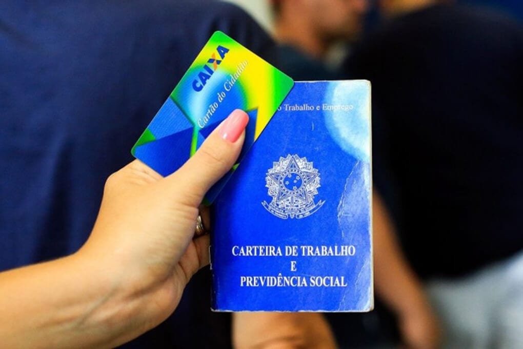 Benefício emergencial para trabalhadores com carteira assinada começa a ser pago
