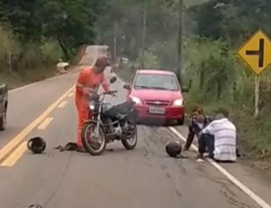 Dois homens ficam feridos após moto atropelar cachorro, em Cachoeiro