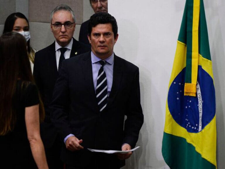 Peritos da PF resgatam mensagens de Bolsonaro em celular de Moro