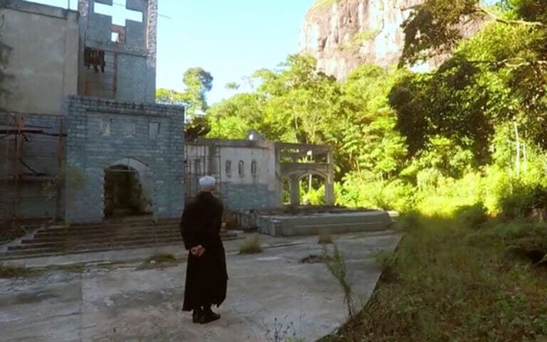 Padre vive isolado há mais de 18 anos em Fundão, onde iniciou obra de igreja