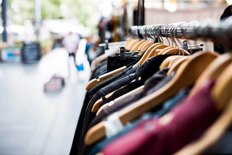Lojas de produtos pessoais, roupas e calçados, funcionam nesta terça em 11 cidades com risco alto