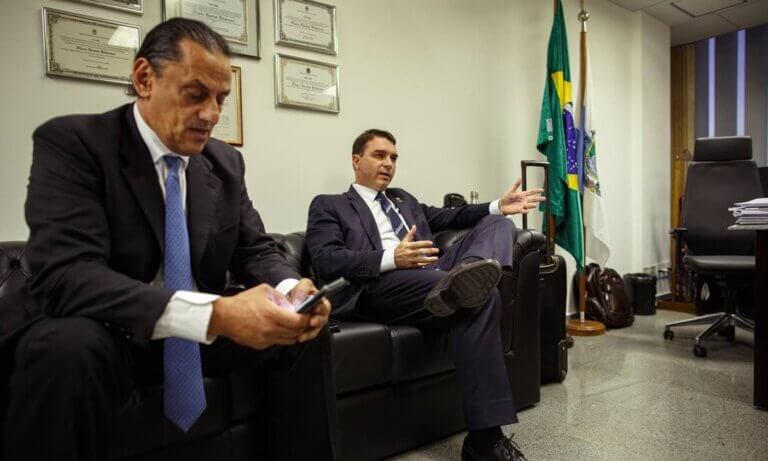 Advogado diz que abrigou Queiroz porque queriam matá-lo e culpar Bolsonaro