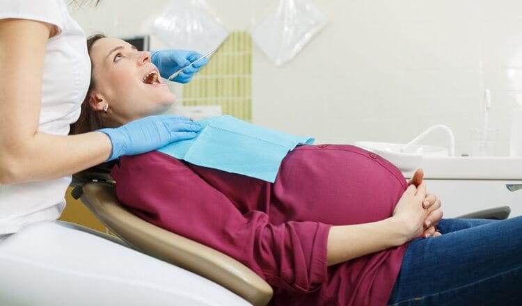 Mulheres grávidas precisam fazer o pré-natal odontológico