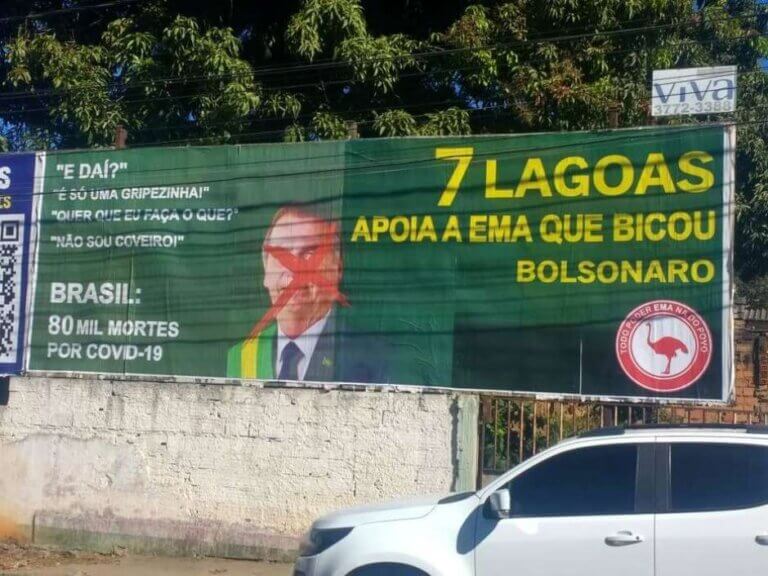 Eleitores e opositores de Bolsonaro fazem guerra de outdoors