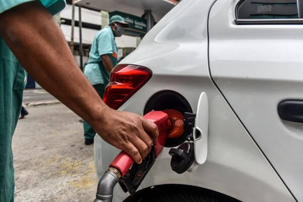Nova gasolina se torna obrigatória em agosto e deve ser mais cara